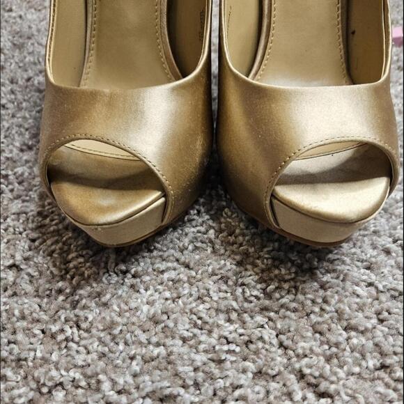 Steve Madden Stunning Gold Heels with Rhinestone Detail - Picture 5 of 9
